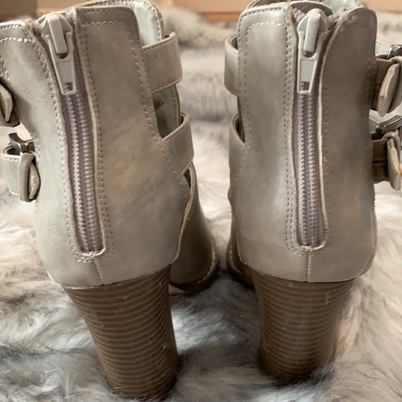 G BY GUESS Heeled Booties - Picture 3 of 8